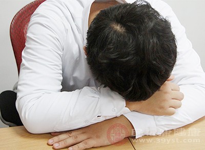 很多人在办公室或教室没有合适的午睡条件,只能坐着或趴着睡 很多人在办公室或教室没有合适的午睡条件,只能坐着或趴着睡