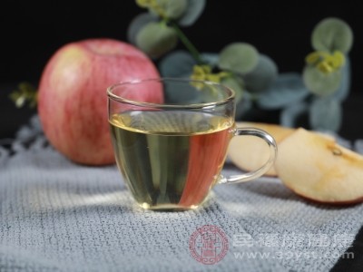 糖尿病患者在选择苹果醋时，一定要仔细查看产品成分表