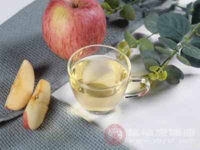 纯苹果醋酸性较强,直接饮用可能会损伤牙齿珐琅质,刺激口腔和肠胃 纯苹果醋酸性较强,直接饮用可能会损伤牙齿珐琅质,刺激口腔和肠胃