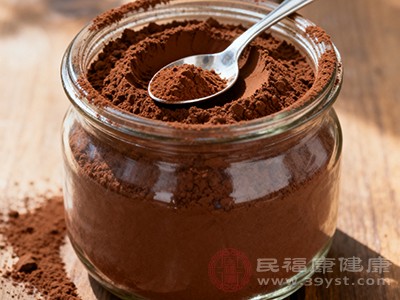 在烘焙蛋糕时加入可可粉，能赋予蛋糕浓郁的巧克力风味和诱人的深棕色泽