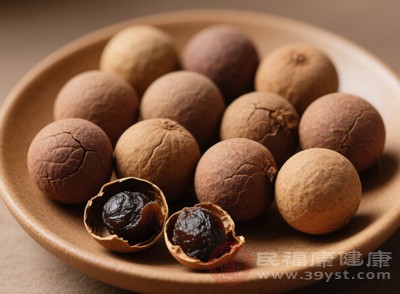 每天吃几颗桂圆干，或用桂圆搭配红枣、红糖煮水饮用，能帮助身体快速恢复元气