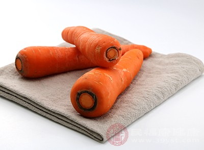 胡萝卜吃法大PK 生吃熟吃谁更“牛”