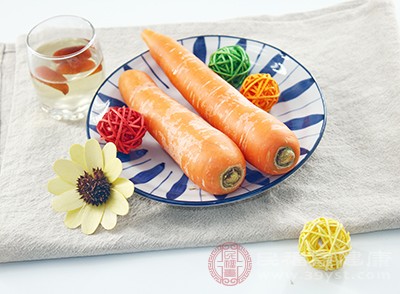 生长期的儿童、免疫力较弱的人群等,生吃胡萝卜是较好的选择 生长期的儿童、免疫力较弱的人群等,生吃胡萝卜是较好的选择