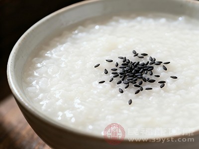 早餐的粥品中撒上一些黑芝麻粉 早餐的粥品中撒上一些黑芝麻粉