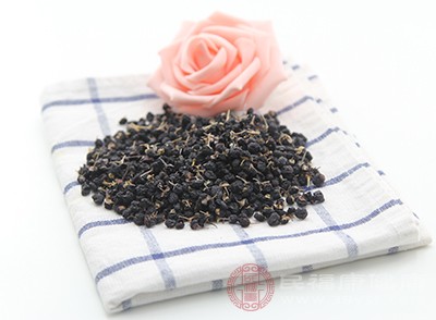 在黑枸杞中，花青素的含量比较高