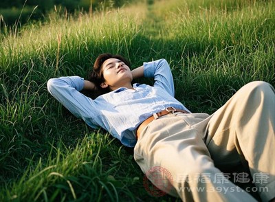 秋冬皮肤对紫外线耐受度下降,突然长时间暴晒易发红、干燥甚至晒伤 秋冬皮肤对紫外线耐受度下降,突然长时间暴晒易发红、干燥甚至晒伤