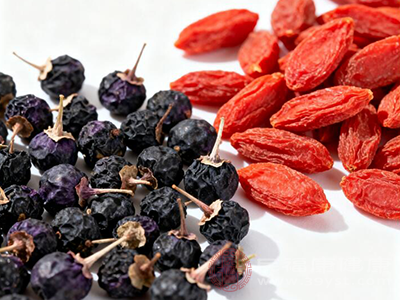 黑枸杞和红枸杞在养生方面都有各自的优势 黑枸杞和红枸杞在养生方面都有各自的优势