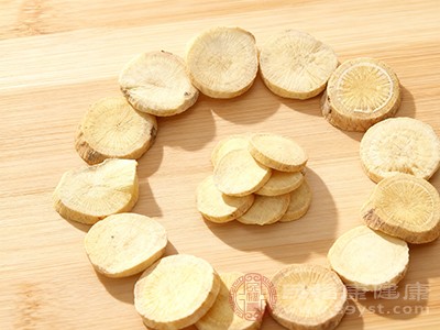 白芍味酸、苦，性微寒，归肝、脾经，具有养血调经的功效