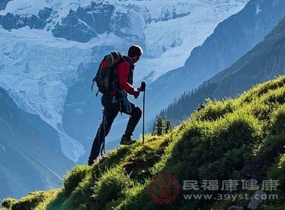 盡量避開陰雨、大風(fēng)等惡劣天氣，選擇晴朗、溫度適宜的時(shí)段爬山，惡劣天氣不僅會(huì)增加路面濕滑風(fēng)險(xiǎn)，還可能引發(fā)失溫等問(wèn)題