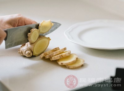 生姜就是一种很好的止吐食物，可以含服一片生姜片