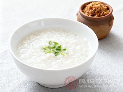可以进食一些清淡、易消化的食物，如小米粥、软面条等