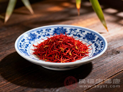 红花可以通过调节气血、祛风除湿来减轻疼痛，改善关节功能