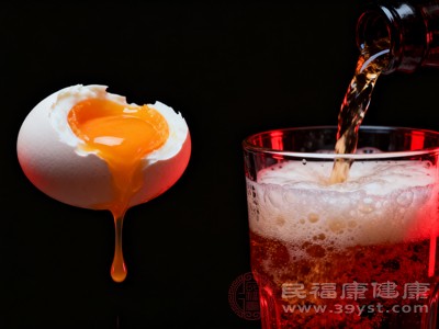 部分人認(rèn)為雞蛋的蛋白質(zhì)能保護(hù)胃黏膜，啤酒能促進(jìn)消化，但酒精對(duì)胃黏膜有直接刺激作用，可能導(dǎo)致胃黏膜充血、水腫