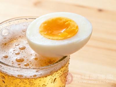 啤酒属于高嘌呤饮品，鸡蛋黄也含有一定量的嘌呤