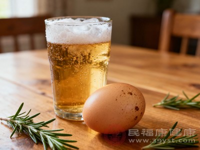 若饮用啤酒，需控制量，成年男性每天酒精摄入量不超过25克，女性不超过15克（约相当于啤酒750毫升以内）