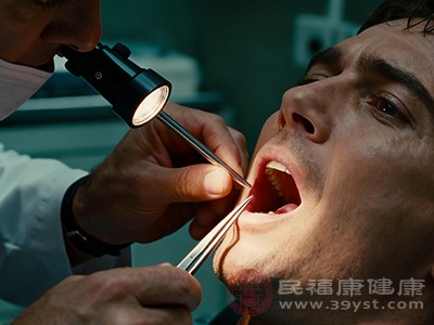 可以使用手电筒照亮口腔和咽喉部 可以使用手电筒照亮口腔和咽喉部