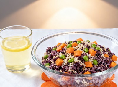 五谷杂粮中的膳食纤维是肠道益生菌的“食物” 五谷杂粮中的膳食纤维是肠道益生菌的“食物”