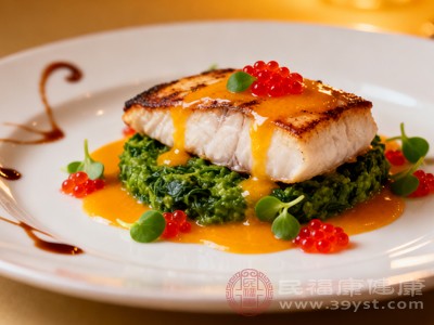 优先选择清蒸、烤制、煮汤等低油、低盐、低糖的烹饪方式，避免油炸、红烧时加入过多调味料