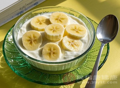 香蕉含有一定的糖分，糖尿病患者需控制食用量