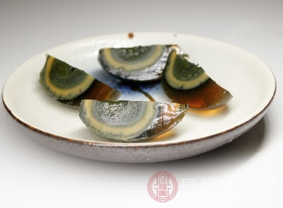 皮蛋属于腌制食品，其碱性较强