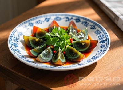 如果一天吃很多皮蛋，就会导致钠摄入过多