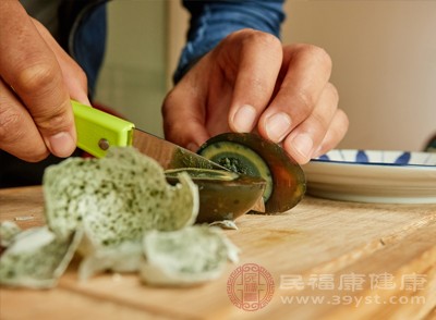 吃皮蛋时，搭配也很重要