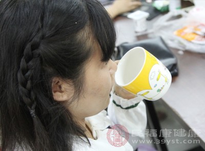 例如在下午3点半左右和4点半，分别喝一杯200毫升左右的水