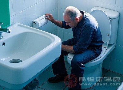 寒冷刺激可能会使膀胱括约肌的敏感性增加，即使膀胱内尿量未达到平时的排尿阈值，也会产生较强的尿意，导致排尿次数增多