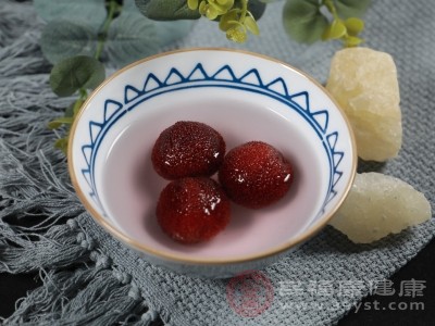 在安排饮食时，应避免将牛奶和杨梅同时食用