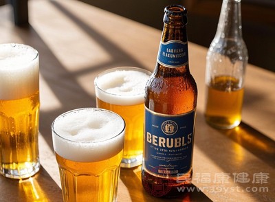 啤酒中含有一定的碳水化合物、蛋白质、维生素等营养成分