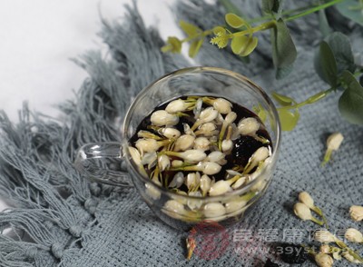 茉莉花茶是将茶叶和茉莉鲜花进行拼和、窨制而成 茉莉花茶是将茶叶和茉莉鲜花进行拼和、窨制而成