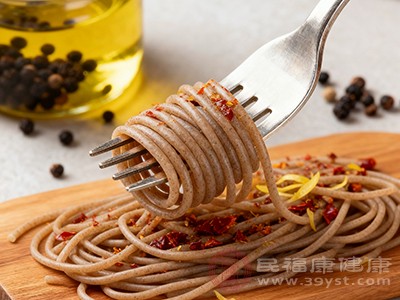 杂粮意面则是在普通意面中加入了多种谷物,如玉米、黑米、燕麦等 杂粮意面则是在普通意面中加入了多种谷物,如玉米、黑米、燕麦等