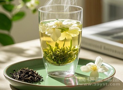 同时，浓茶中的茶碱还具有利尿作用