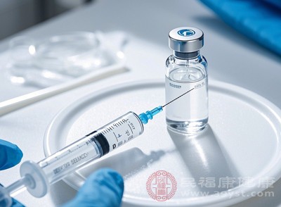 尽量选择正规、环境整洁、通风良好的医疗机构，若诊疗环境拥挤闷热，可向医护人员提出改善需求，或在操作前到通风处稍作休息