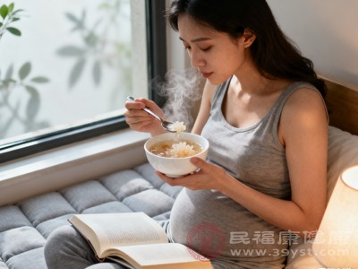 少食多餐，避免暴饮暴食，合理搭配蛋白质和健康脂肪，既能满足胎儿生长发育需求，又能维持血糖稳定