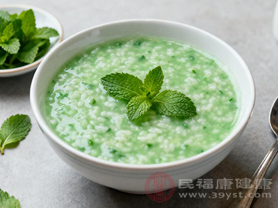 薄荷粥将薄荷叶的清香与米粥的软糯完美结合,是一道清爽开胃的养生美食 薄荷粥将薄荷叶的清香与米粥的软糯完美结合,是一道清爽开胃的养生美食