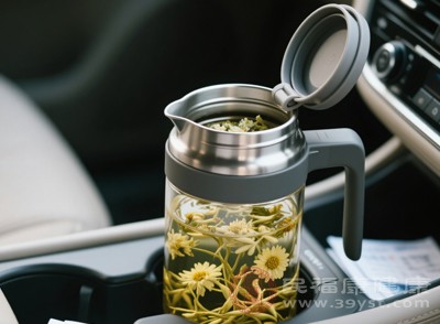 金银花中的绿原酸、菊花中的类黄酮等成分，还具有一定的抗炎活性