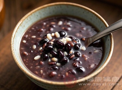 黑豆粥是黑豆经典的吃法之一 黑豆粥是黑豆经典的吃法之一