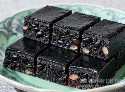 制作黑豆糕点时，可将黑豆磨成粉或煮熟后捣成泥状，与面粉、糖等原料混合
