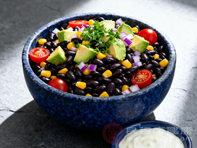 黑豆沙拉不仅口感清爽，而且富含膳食纤维和维生素