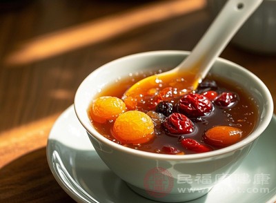 红枣的含糖量较高,包括葡萄糖、果糖和蔗糖,且升糖指数(GI)相对不低 红枣的含糖量较高,包括葡萄糖、果糖和蔗糖,且升糖指数(GI)相对不低