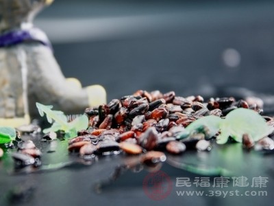 黑米中的膳食纤维、维生素和矿物质等营养成分，对心血管健康有着积极的影响
