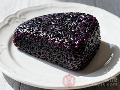 用黑米制作甜品也是不错的选择，如黑米布丁、黑米糕等