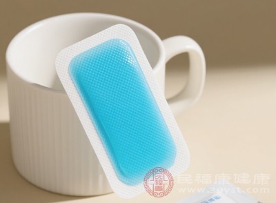 退热贴通过凝胶内水分汽化带走局部热量，可贴在额头、太阳穴等部位，能缓解发烧引起的头痛、头晕等不适症状