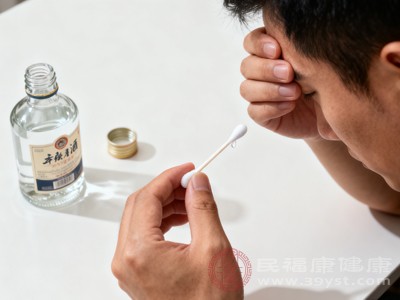 若患者体温虽高但精神状态良好，能正常进食、玩耍或休息，可继续观察并采取物理降温