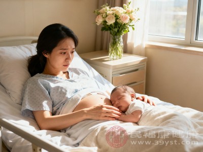产后夜间需频繁喂奶，易导致睡眠碎片化，建议白天宝宝睡觉时妈妈同步休息，每天保证7-8小时高质量睡眠，比“硬躺”更有效