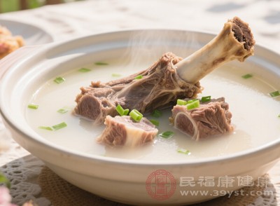 采用焯水、水煮后弃汤的方式可减少食物中的嘌呤含量