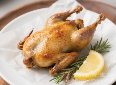 鹌鹑含有丰富的维生素，如维生素A、维生素B族、维生素D等