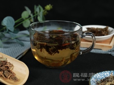 将夏枯草洗净后直接用开水冲泡 将夏枯草洗净后直接用开水冲泡