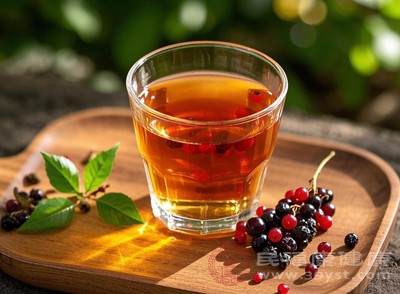 想要通过五味子泡水养生，每次用量通常控制在3-6克